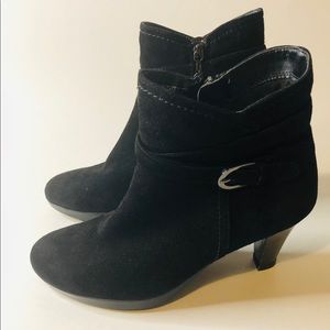 Blondo Black Suede Booties size 7M. Aqua Protected